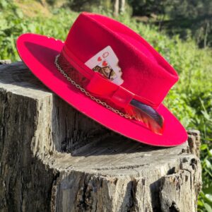 Sombreros personalizados de color rojo sobre madera
