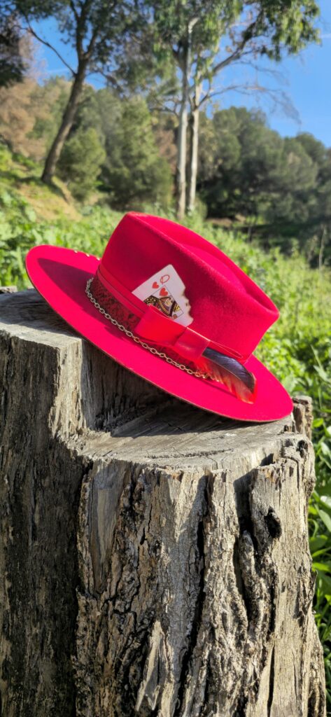 Sombreros personalizados de color rojo sobre madera