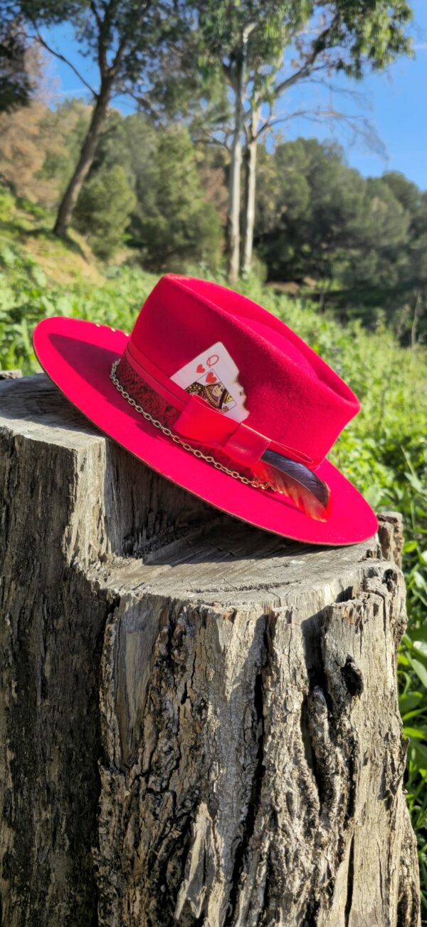 Sombreros personalizados de color rojo sobre madera